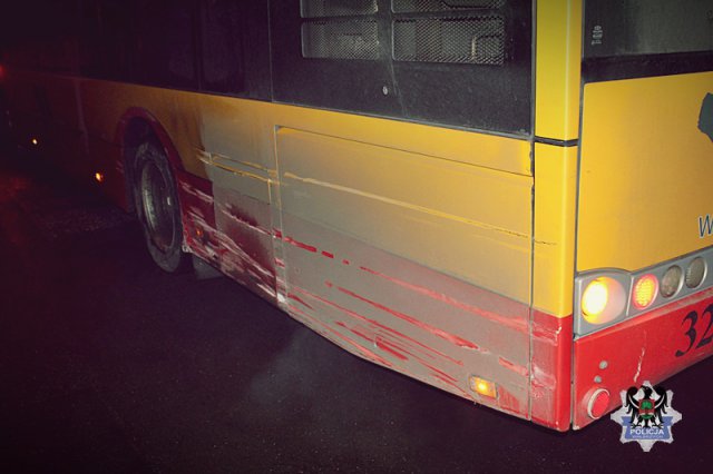 Pijany kierowca doprowadził do kolizji z autobusem i wjechał w zaparkowany pojazd [Foto]