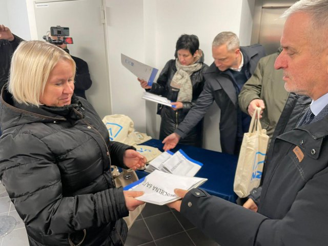 Klucze do nowych mieszkań komunalnych przekazane. Budynek jest świeżo po remoncie! [Foto]