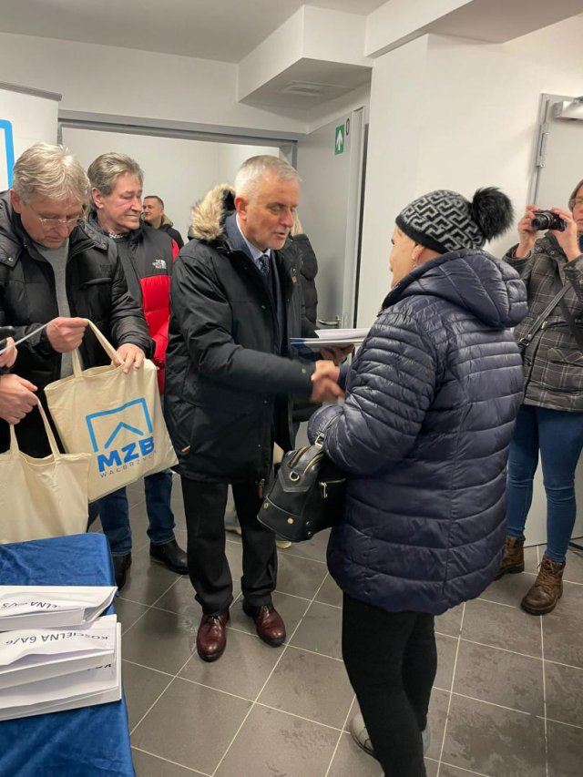 Klucze do nowych mieszkań komunalnych przekazane. Budynek jest świeżo po remoncie! [Foto]