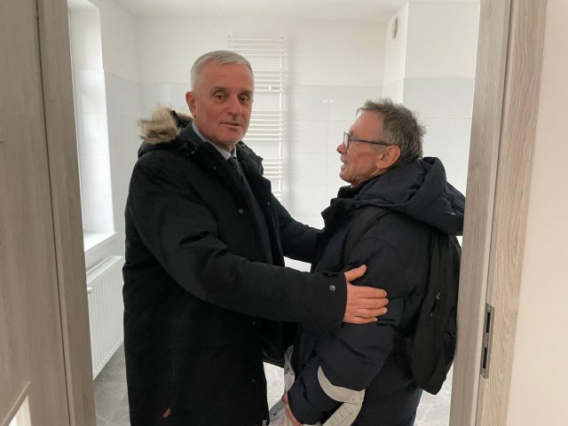 Klucze do nowych mieszkań komunalnych przekazane. Budynek jest świeżo po remoncie! [Foto]