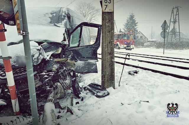 23-latek wpadł w poślizg, zjechał na torowisko i zderzył się z jadącym pociągiem. 15 kolizji drogowych w jeden weekend [SZCZEGÓŁY, FOTO]