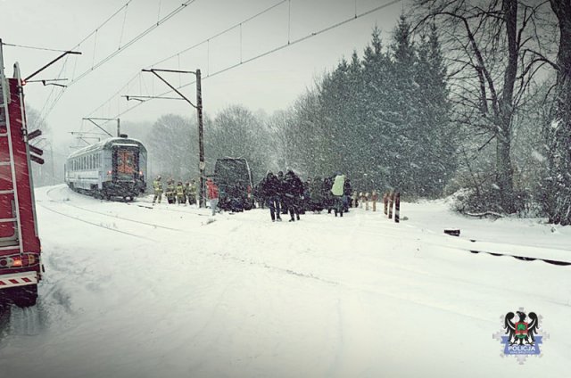 23-latek wpadł w poślizg, zjechał na torowisko i zderzył się z jadącym pociągiem. 15 kolizji drogowych w jeden weekend [SZCZEGÓŁY, FOTO]