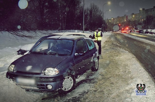 23-latek wpadł w poślizg, zjechał na torowisko i zderzył się z jadącym pociągiem. 15 kolizji drogowych w jeden weekend [SZCZEGÓŁY, FOTO]