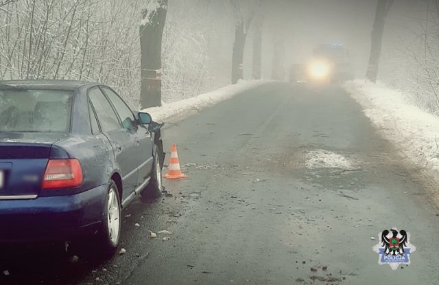 UWAGA! Drogi są oblodzone. Zderzenie samochodu osobowego z autobusem oraz dwie kolizje z udziałem osobówek [Foto]