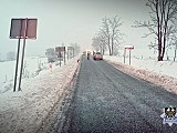 UWAGA! Drogi są oblodzone. Zderzenie samochodu osobowego z autobusem oraz dwie kolizje z udziałem osobówek [Foto]