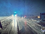 UWAGA! Drogi są oblodzone. Zderzenie samochodu osobowego z autobusem oraz dwie kolizje z udziałem osobówek [Foto]