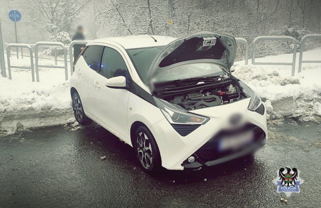 UWAGA! Drogi są oblodzone. Zderzenie samochodu osobowego z autobusem oraz dwie kolizje z udziałem osobówek [Foto]