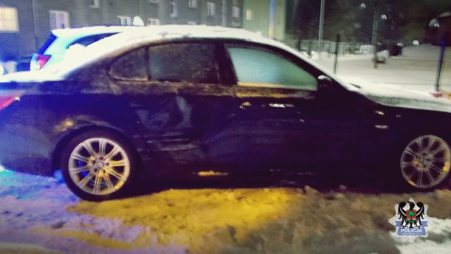 Kompletnie pijany mężczyzna wjechał w zaparkowane samochody i uciekł z miejsca zdarzenia. Miał ponad 3 promile alkoholu [Foto]