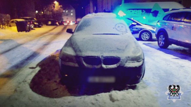 Kompletnie pijany mężczyzna wjechał w zaparkowane samochody i uciekł z miejsca zdarzenia. Miał ponad 3 promile alkoholu [Foto]