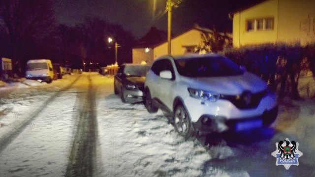 Kompletnie pijany mężczyzna wjechał w zaparkowane samochody i uciekł z miejsca zdarzenia. Miał ponad 3 promile alkoholu [Foto]