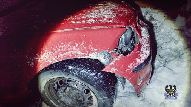Kompletnie pijany mężczyzna wjechał w zaparkowane samochody i uciekł z miejsca zdarzenia. Miał ponad 3 promile alkoholu [Foto]