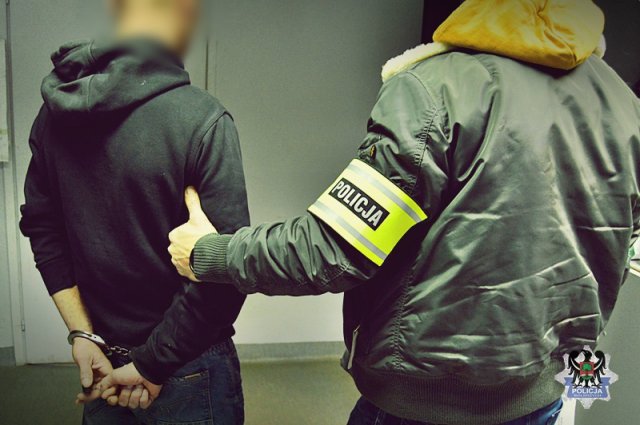 Czterech złodziei zatrzymanych. Dwoje z nich zaatakowało pracownika ochrony. Wszyscy byli pod wpływem alkoholu [Foto]