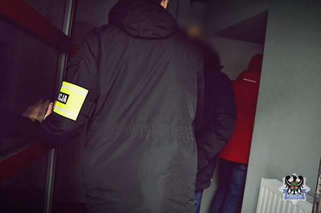 Czterech złodziei zatrzymanych. Dwoje z nich zaatakowało pracownika ochrony. Wszyscy byli pod wpływem alkoholu [Foto]