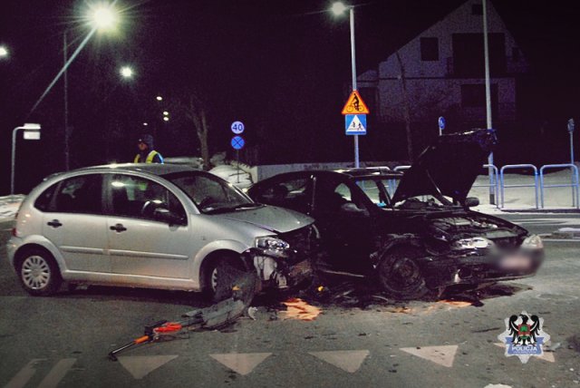 Zderzenie osobówek na skrzyżowaniu Wyszyńskiego i Kusocińskiego w Wałbrzychu [Foto]