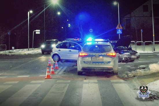 Zderzenie osobówek na skrzyżowaniu Wyszyńskiego i Kusocińskiego w Wałbrzychu [Foto]