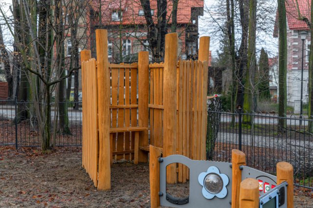 Kolejna duża inwestycja w Szczawnie-Zdroju dobiega końca. Ogród różany i plac zabaw w Parku Szwedzkim niebawem bbędą gotowe