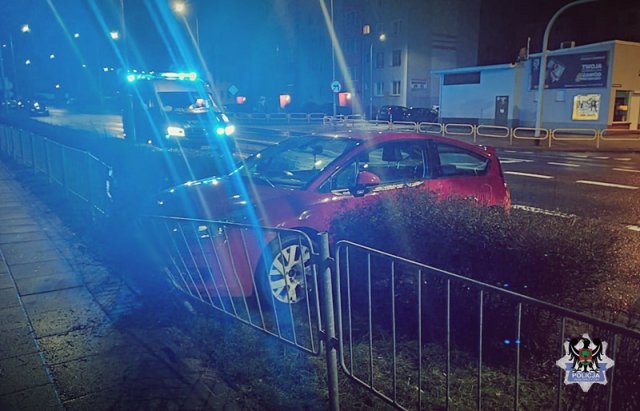 Nietrzeźwy 38-latek wjechał w przydrożne barierki