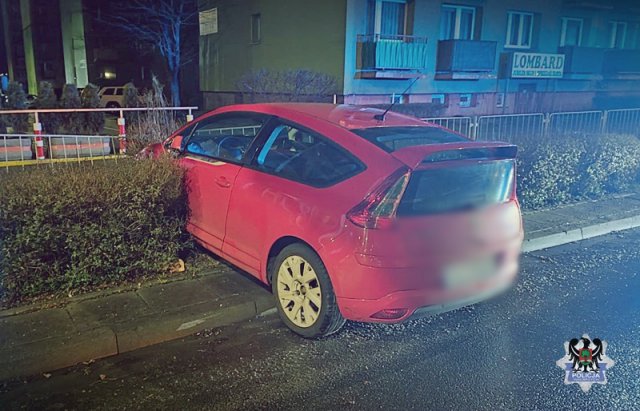Nietrzeźwy 38-latek wjechał w przydrożne barierki