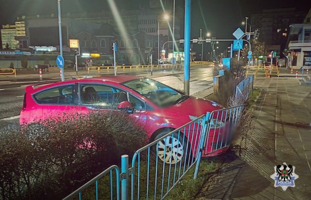 Nietrzeźwy 38-latek wjechał w przydrożne barierki