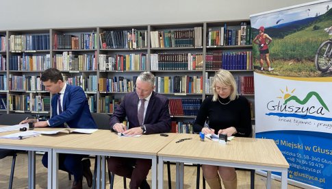 Podpisano umowę na drugi etap modernizacji boiska w Głuszycy 