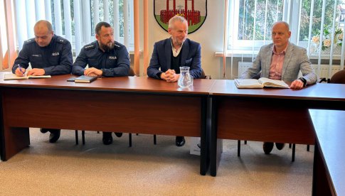 Na spotkaniu burmistrza z policją poruszono problemy związane z porządkiem publicznym w Jedlinie-Zdroju [Szczegóły]