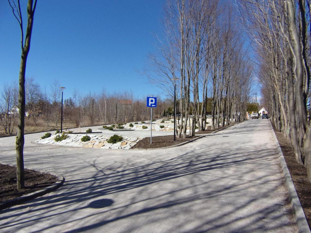 Zakończono przebudowę drogi dojazdowej do cmentarza w Boguszowie-Gorcach. Wykonano także parking, kanalizację i oświetlenie [Foto]