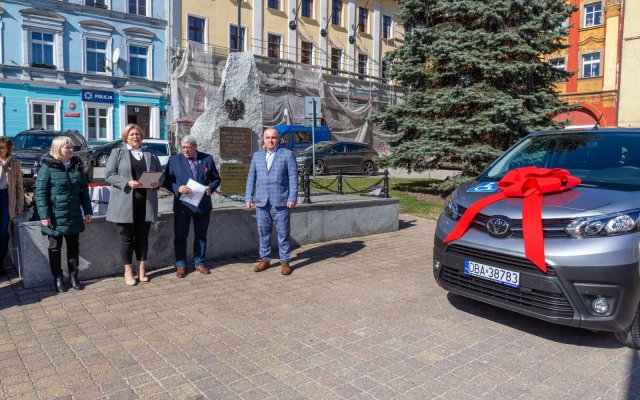 Gmina Mieroszów otrzymała nowego busa do przewozu osób niepełnosprawnych [Foto]