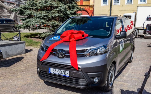 Gmina Mieroszów otrzymała nowego busa do przewozu osób niepełnosprawnych [Foto]