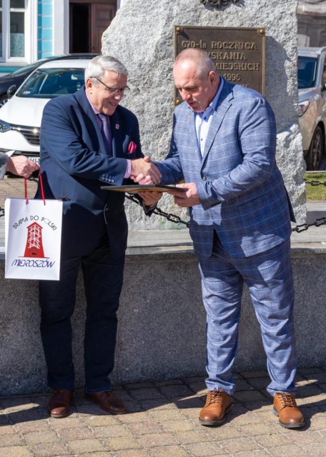 Gmina Mieroszów otrzymała nowego busa do przewozu osób niepełnosprawnych [Foto]
