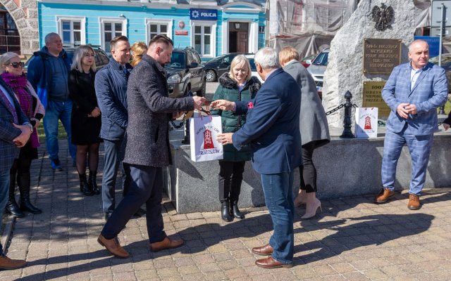 Gmina Mieroszów otrzymała nowego busa do przewozu osób niepełnosprawnych [Foto]