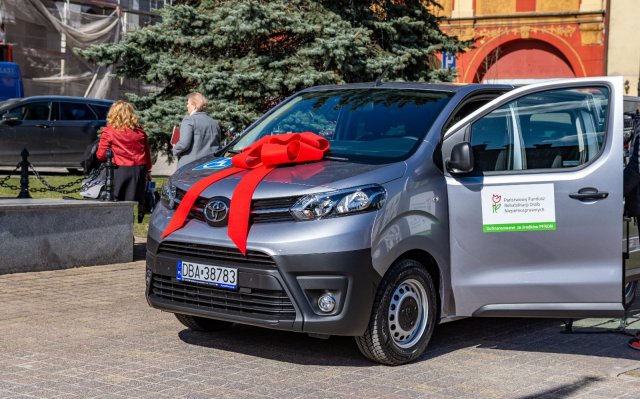 Gmina Mieroszów otrzymała nowego busa do przewozu osób niepełnosprawnych [Foto]