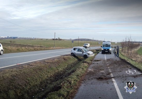 23-latka straciła panowanie nad pojazdem, dachowała i wpadła do rowu [Foto]