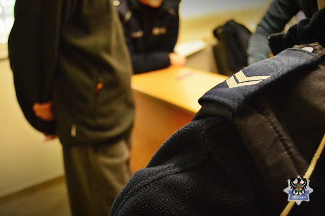 O dwóch pijakach, co ukradli taksówkę i po kilkuset metrach rozbili ją na przydrożnym słupku [Foto]