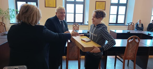 Młodzi mieszkańcy gminy Mieroszów otrzymali nowy sprzęt komputerowy [Foto]