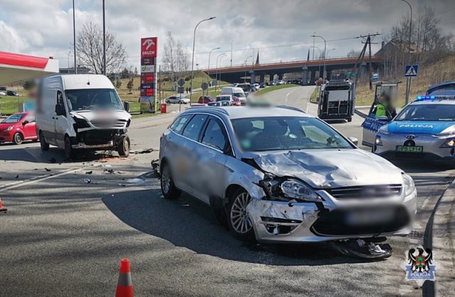 Groźnie wyglądające zdarzenie na skrzyżowaniu ulic Skarżyńskiej z 1 Maja w Wałbrzychu [Foto]