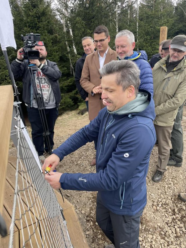 Nowa platforma widokowa na Gomólniku Małym otwarta. Jak się tam dostać? [Foto, Mapa]
