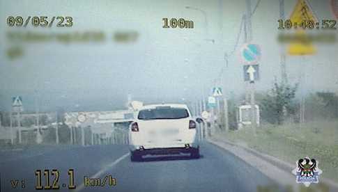 Pędził w terenie zabudowanym 112 km/h i stracił prawo jazdy