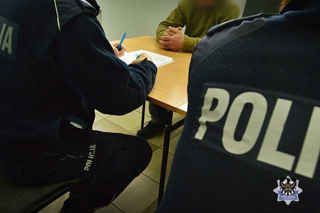 61-latek zostawił samochód na luzie i bez zaciągniętego hamulca ręcznego, a ten stoczył się i uderzył w inny pojazd. Miał ponad 1,5 promila alkoholu