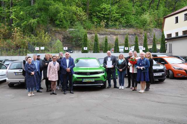 Zakupiono nowy elektryczny samochód dla wałbrzyskiego Centrum Pomocy Rodzinie [Foto]