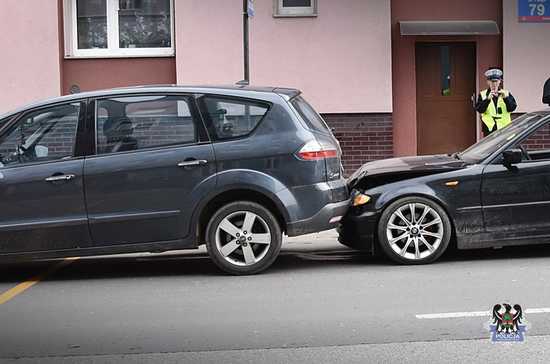 Zderzenie trzech pojazdów na Sobięcinie. Powodem niezachowanie bezpiecznej odległości [Foto]