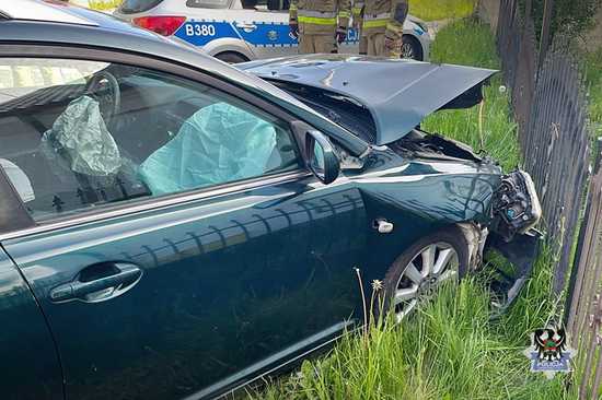 Groźnie wyglądający wypadek w Nowym Julianowie. Kierowca i pasażerka trafili do szpitala [Foto]