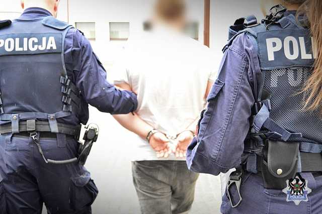 Podczas ucieczki przed policją porzucił pojazd i próbował wmówić policjantom, że wyszedł pobiegać. Miał sądowy zakaz i był pijany [FOTO]