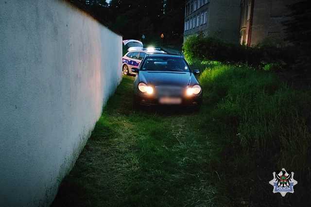 Podczas ucieczki przed policją porzucił pojazd i próbował wmówić policjantom, że wyszedł pobiegać. Miał sądowy zakaz i był pijany [FOTO]
