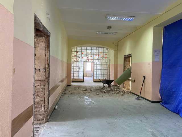 Budynek byłej szkoły zostanie zaadaptowany na potrzeby przedszkola. Ruszyły prace remontowe jednej z największych inwestycji tego roku w Głuszycy [FOTO]