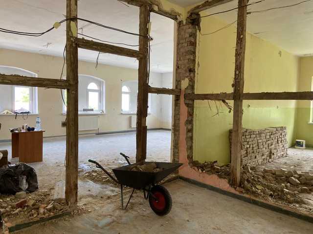 Budynek byłej szkoły zostanie zaadaptowany na potrzeby przedszkola. Ruszyły prace remontowe jednej z największych inwestycji tego roku w Głuszycy [FOTO]