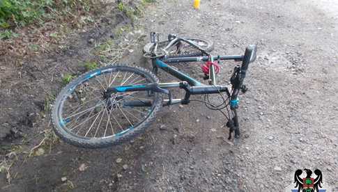 Zderzenie czołowe... dwóch rowerzystów! 40-letni cyklista trafił do szpitala