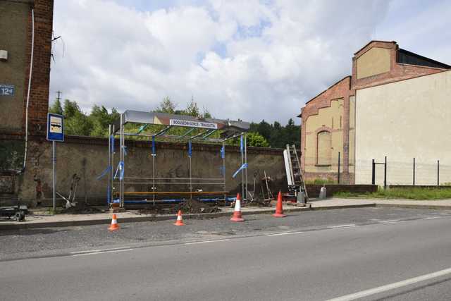 Zamontowano wiaty przystankowe zasilane energią słoneczną w Boguszowie-Gorcach [FOTO]