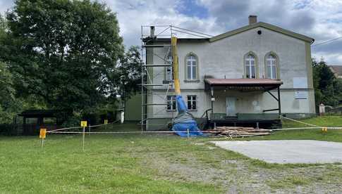 Ruszyła przebudowa dachu świetlicy wiejskiej w Głuszycy Górnej [FOTO]