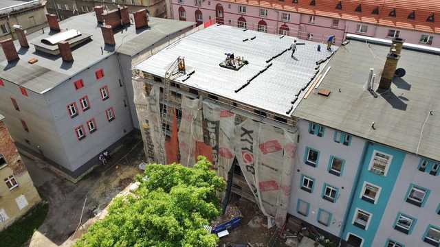 Budynek przy ul. 1 Maja przechodzi metamorfozę [FOTO]