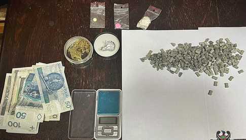 18-latka zatrzymana za handel narkotykami, a 28-latek wciągał kreskę, klęcząc na ulicy